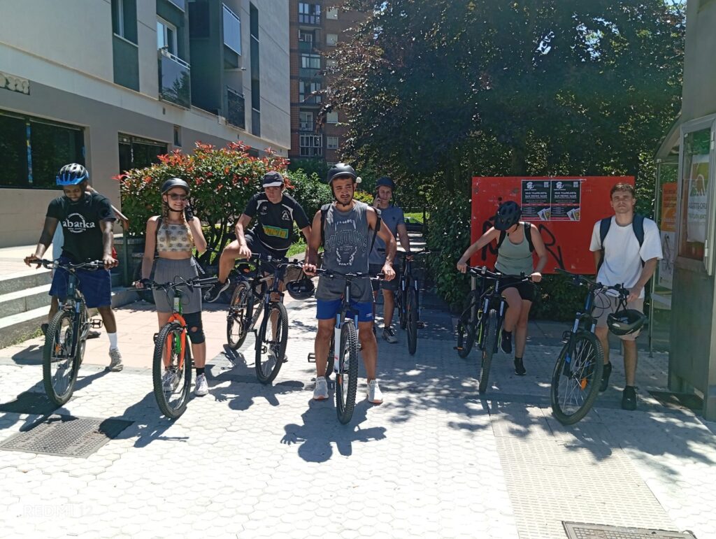Tres Países, Una Bicicleta: Lo que Pedalear del País Vasco al Oslofjord nos Enseña sobre Europa – ABARKA ONGD