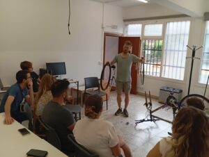 Romper Barreras sobre Dos Ruedas: Cómo GreenStride Acerca a los Jóvenes Marginalizados al Deporte – ABARKA ONGD