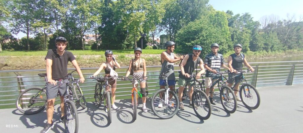 La Revolución del Turismo Lento: Por Qué las Rutas Ciclistas del País Vasco, Bulgaria y Noruega Importan para el Planeta – ABARKA ONGD
