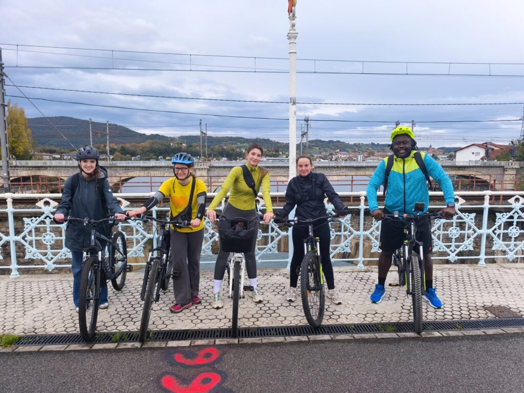El Ciclismo Como Acción Climática: Cómo los Jóvenes de Europa Eligen la Bicicleta sobre el Avión – ABARKA ONGD