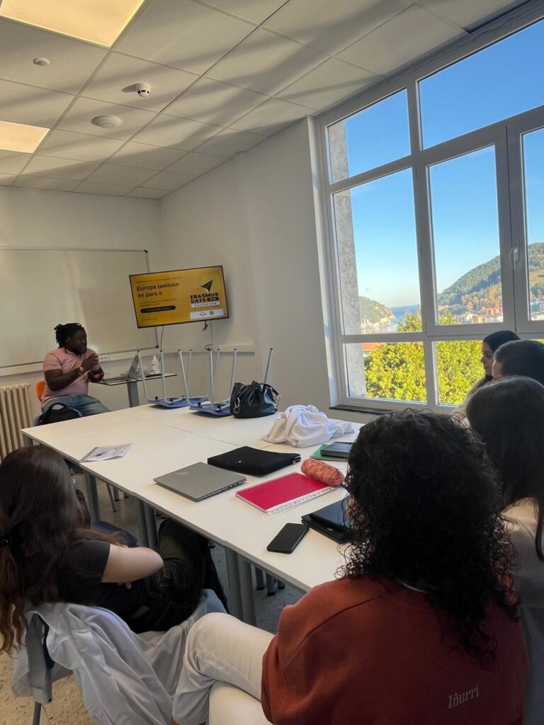 Alumnado de Fabricación de Productos Farmacéuticos del CIFP Don Bosco en el taller ErasmusDays sobre SereniSleep