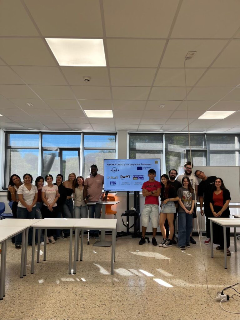 Foto de grupo del taller ErasmusDays con HASAVISO 4, 15 de octubre de 2026